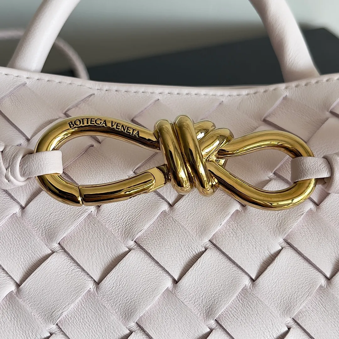 The 2023 new Andiamo batch of 1860 BV has been shipped‼ ️Really popular🔥The new Andiamo woven handbag launched by Bottega Veneta this season is really popular all over the world! ! Celebrities at home and abroad have worn it, and Oscar-winning actress Michelle Yeoh has taken it out on the street. Song Jia, Trai Yara, Yu Feihong, Sanji Ayaka, Rosie Hunting-Whiteley, Yoshioka Riho, etc. have all picked up this bag. It is classic and versatile, showing off its temperament, and the bag capacity is also large, which is very convenient for daily commuting! ! A variety of carrying methods, the shoulder straps can be adjusted by yourself, the original lambskin feels soft and delicate, and the neutral style is made to break gender boundaries and bring a more practical and longer-lasting use experience. Andiamo, which has both elegant and casual styles, perfectly interprets the true appearance of "fashionable old money style". Style number: 743568 Size: 25*22*10.5cm